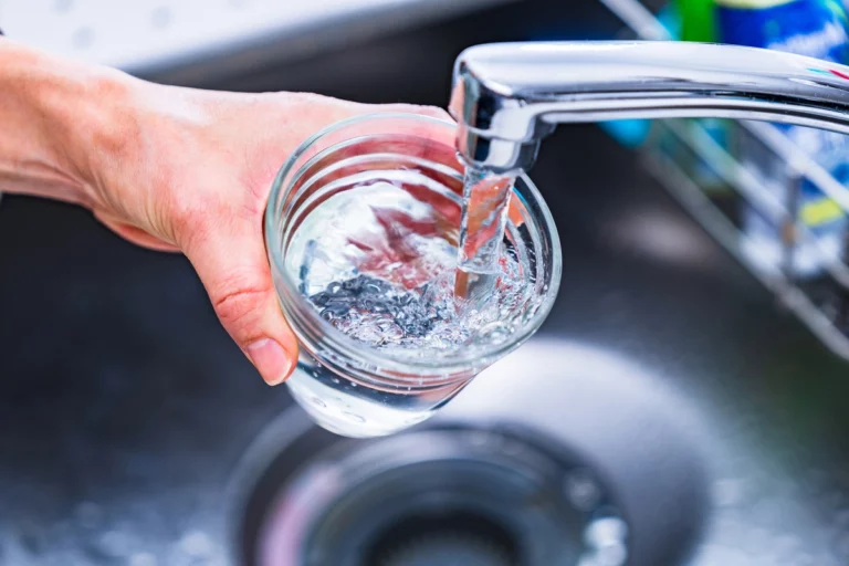 Eau du robinet : un « polluant éternel » détecté dans la majorité des villes testées