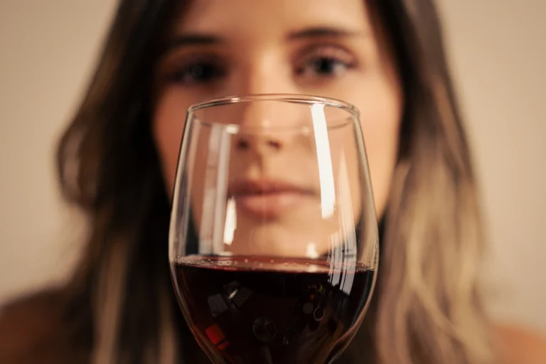 Voici en quoi les femmes ne sont pas égales aux hommes face à l’alcool