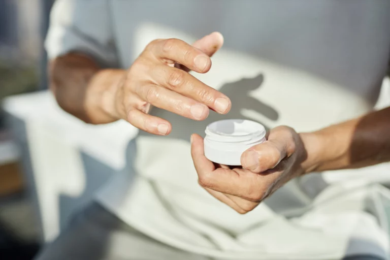 Cette grosse erreur que presque toutes femmes font en appliquant leur crème hydratante est à éviter