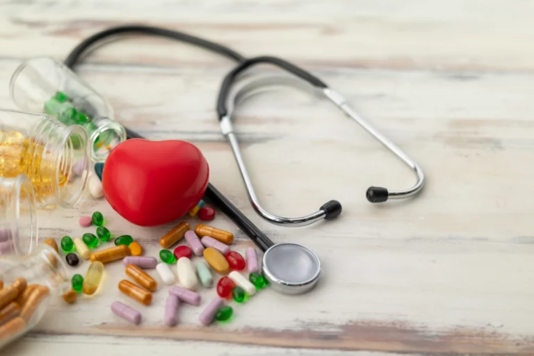 Un excès de cette vitamine peut entraîner des troubles cardiaques, un médecin urgentiste alerte