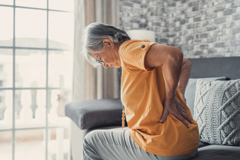 personne &acirc;g&eacute;e douleur