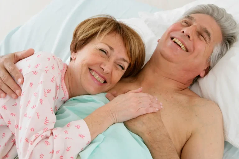 Sexe après 50 ans : ce que font vraiment les seniors va vous surprendre Couple âgé