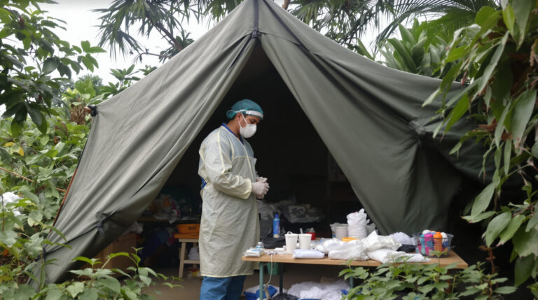 Ebola : l’OMS lance une mise en garde mondiale face à une épidémie qui s’accélère médecin_campagne_tropicale