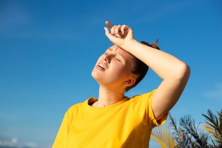 Canicule : cette astuce avec un verre d’eau est partout, est-elle efficace ? coup de chaleur