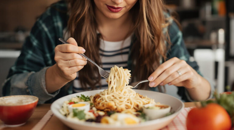 Cette habitude alimentaire concerne 80 % des Français : elle n’est pas sans risque cuisine-moderne-refrigerateur-plein-plats-prepares