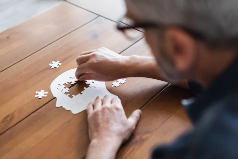 Ce que votre cerveau vous cache après 50 ans pourrait bien vous surprendre Exercice puzzle démence