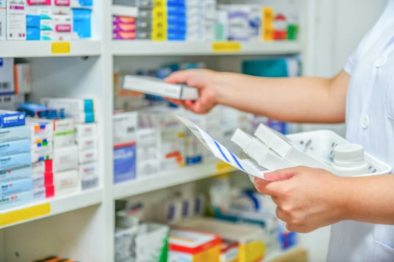 Pharmacien prend des m&eacute;dicaments