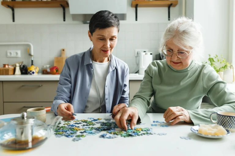 Démence : contrôler ces 3 facteurs pourrait vous faire gagner jusqu’à 13 ans activité puzzle pour la démence