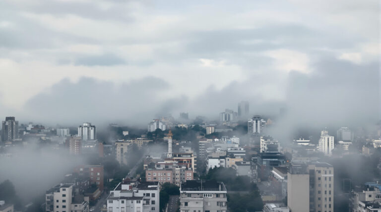 AVC, hypertension, diabète : ce danger invisible dans l’air inquiète les scientifiques PollutionUrbaneMicroplastiques