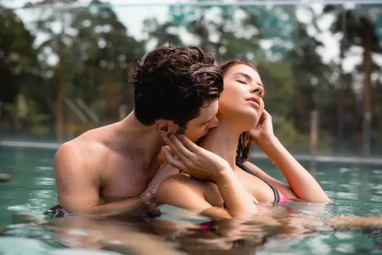 Faire l’amour dans une piscine ou dans la mer : attention à ces risques méconnus sexe piscine mer