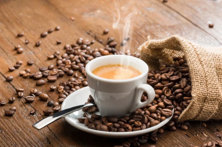 Café : cet effet méconnu sur votre silhouette intrigue les chercheurs Tasse de café en grains
