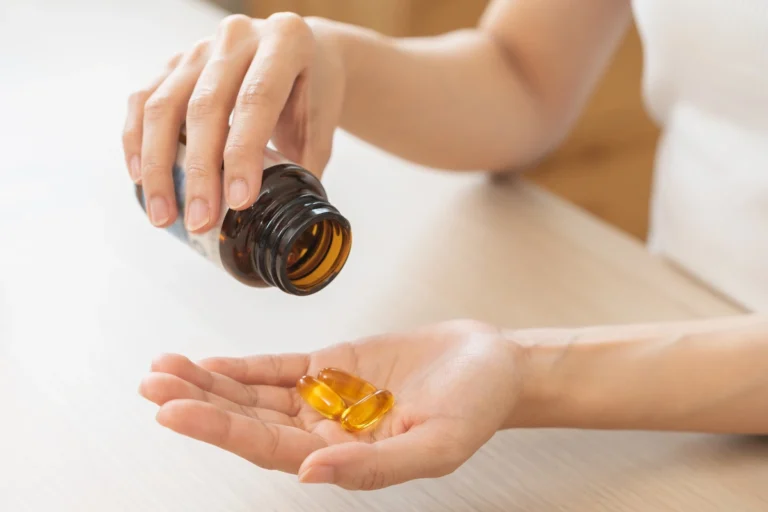femme qui prend vitamines