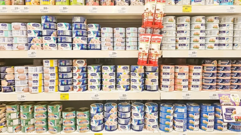 Boites de thon au supermarch&eacute;
