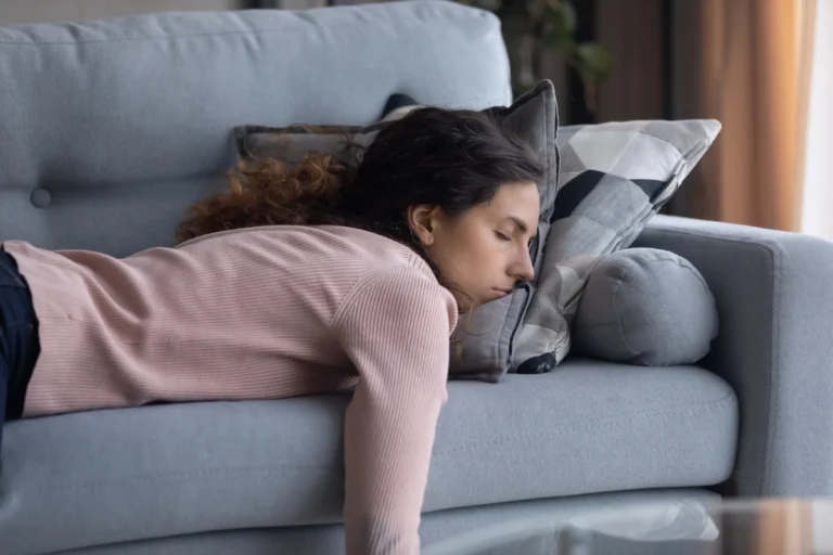 Femme affal&eacute;e sur le canap&eacute;