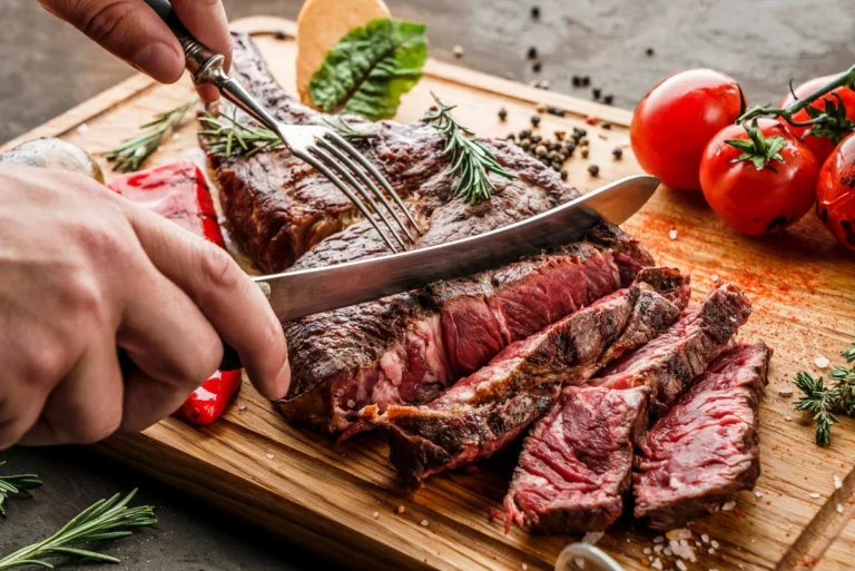 Viande rouge : voici la quantité à ne pas dépasser chaque semaine, selon les experts Manger de la viande rouge